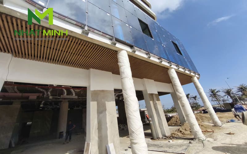 Thi công lam chắn nắng gỗ nhựa, trần nhôm Austrong dự án Hanvet Hotel