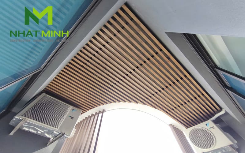 Thi công lam chắn nắng gỗ nhựa, trần nhôm Austrong dự án Hanvet Hotel
