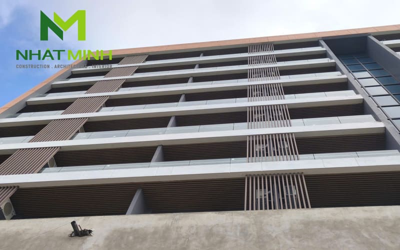 Thi công lam chắn nắng gỗ nhựa, trần nhôm Austrong dự án Hanvet Hotel