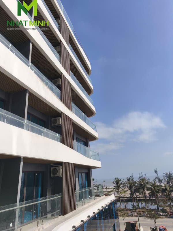Thi công lam chắn nắng gỗ nhựa, trần nhôm Austrong dự án Hanvet Hotel