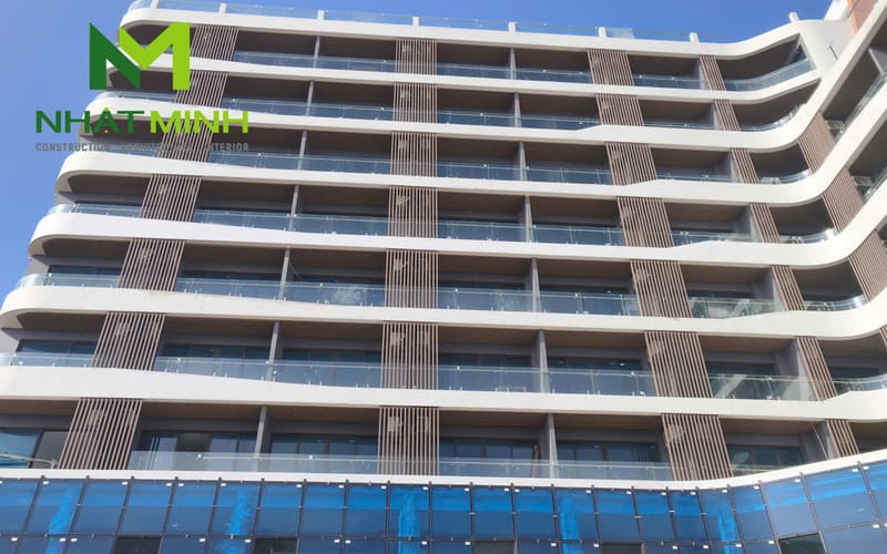 Thi công lam chắn nắng gỗ nhựa, trần nhôm Austrong dự án Hanvet Hotel