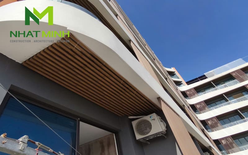 Thi công lam chắn nắng gỗ nhựa, trần nhôm Austrong dự án Hanvet Hotel