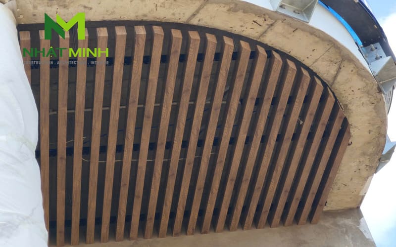 Thi công lam chắn nắng gỗ nhựa, trần nhôm Austrong dự án Hanvet Hotel