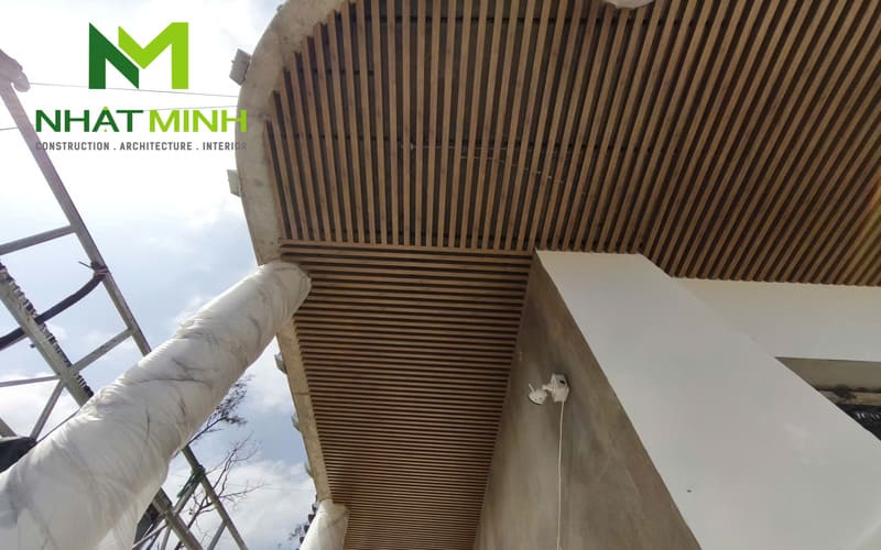 Thi công lam chắn nắng gỗ nhựa, trần nhôm Austrong dự án Hanvet Hotel