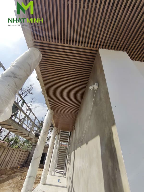 Thi công lam chắn nắng gỗ nhựa, trần nhôm Austrong dự án Hanvet Hotel