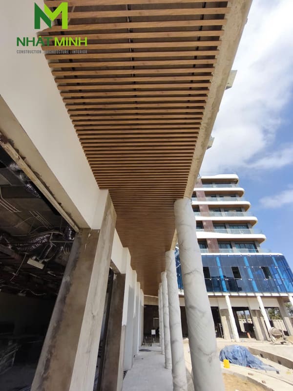 Thi công lam chắn nắng gỗ nhựa, trần nhôm Austrong dự án Hanvet Hotel