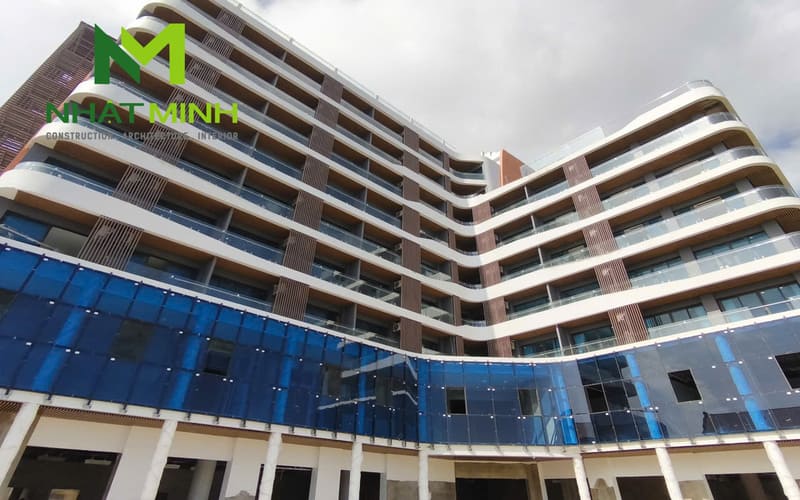 Thi công lam chắn nắng gỗ nhựa, trần nhôm Austrong dự án Hanvet Hotel