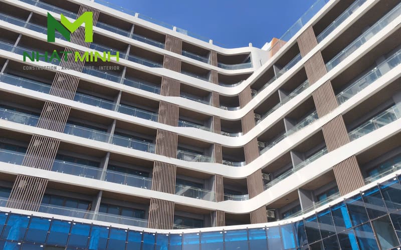 Thi công lam chắn nắng gỗ nhựa, trần nhôm Austrong dự án Hanvet Hotel