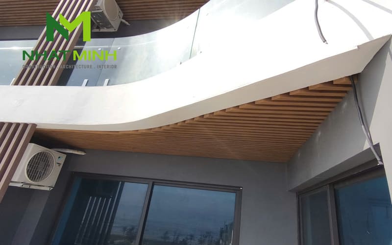 Thi công lam chắn nắng gỗ nhựa, trần nhôm Austrong dự án Hanvet Hotel