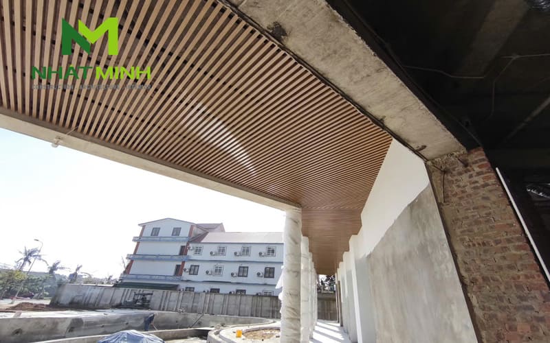 Thi công lam chắn nắng gỗ nhựa, trần nhôm Austrong dự án Hanvet Hotel