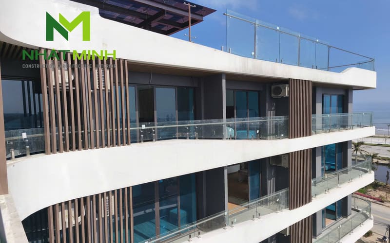 Thi công lam chắn nắng gỗ nhựa, trần nhôm Austrong dự án Hanvet Hotel