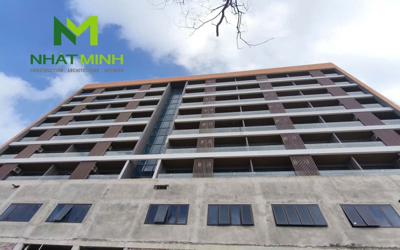 Thi công lam chắn nắng gỗ nhựa, trần nhôm Austrong dự án Hanvet Hotel