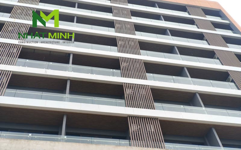Thi công lam chắn nắng gỗ nhựa, trần nhôm Austrong dự án Hanvet Hotel