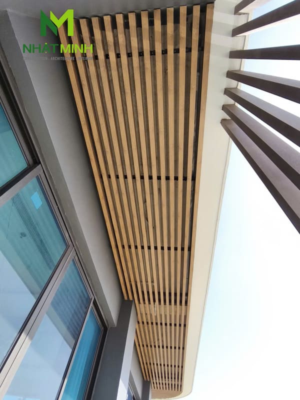 Thi công lam chắn nắng gỗ nhựa, trần nhôm Austrong dự án Hanvet Hotel