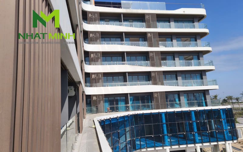 Thi công lam chắn nắng gỗ nhựa, trần nhôm Austrong dự án Hanvet Hotel