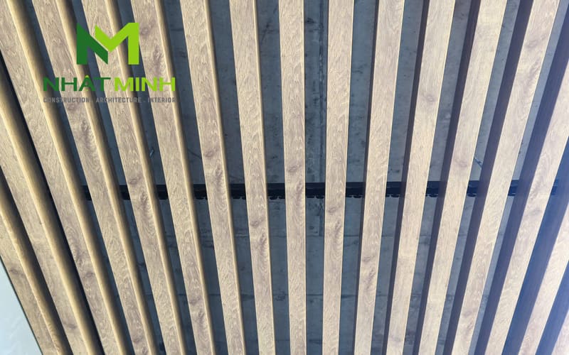 Thi công lam chắn nắng gỗ nhựa, trần nhôm Austrong dự án Hanvet Hotel