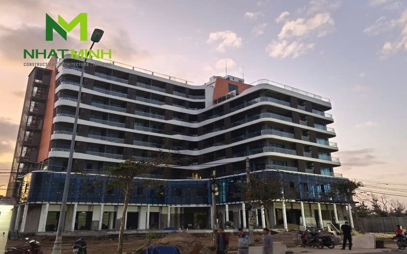 Thi công lam chắn nắng gỗ nhựa, trần nhôm Austrong dự án Hanvet Hotel