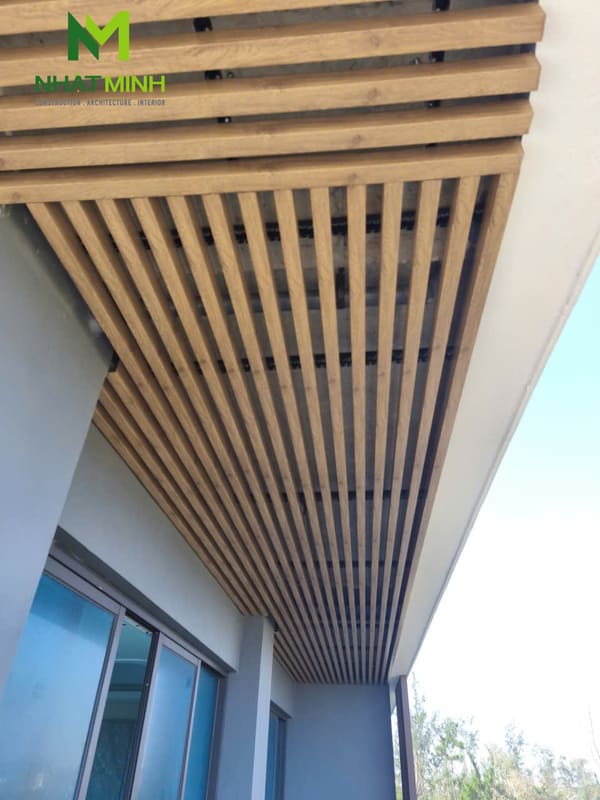 Thi công lam chắn nắng gỗ nhựa, trần nhôm Austrong dự án Hanvet Hotel