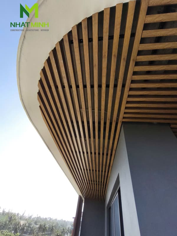 Thi công lam chắn nắng gỗ nhựa, trần nhôm Austrong dự án Hanvet Hotel