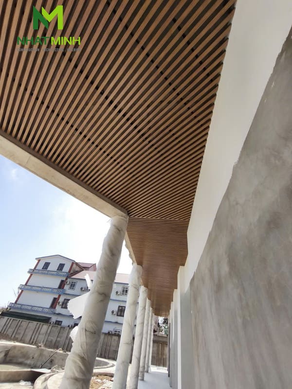 Thi công lam chắn nắng gỗ nhựa, trần nhôm Austrong dự án Hanvet Hotel
