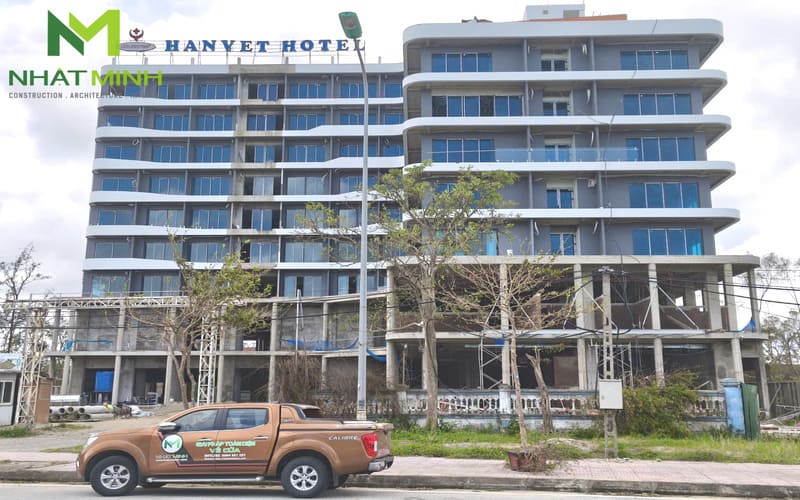 Thi công lam chắn nắng gỗ nhựa, trần nhôm Austrong dự án Hanvet Hotel