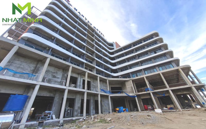 Thi công lam chắn nắng gỗ nhựa, trần nhôm Austrong dự án Hanvet Hotel