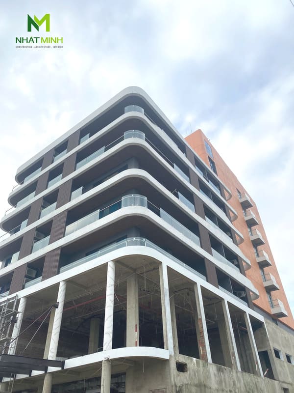 Thi công lam chắn nắng gỗ nhựa, trần nhôm Austrong dự án Hanvet Hotel