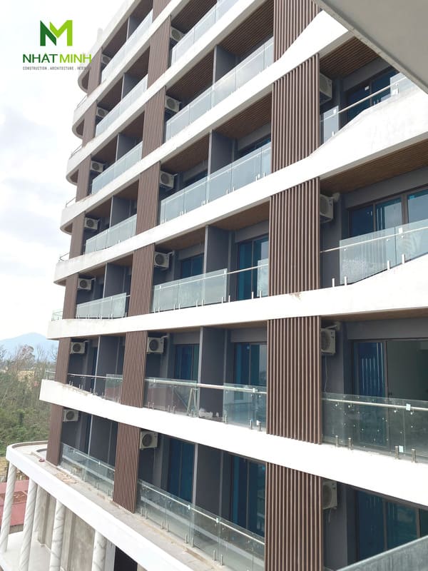 Thi công lam chắn nắng gỗ nhựa, trần nhôm Austrong dự án Hanvet Hotel