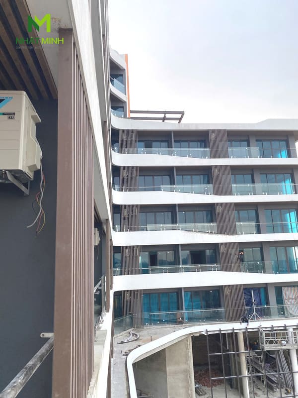 Thi công lam chắn nắng gỗ nhựa, trần nhôm Austrong dự án Hanvet Hotel