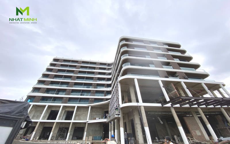 Thi công lam chắn nắng gỗ nhựa, trần nhôm Austrong dự án Hanvet Hotel