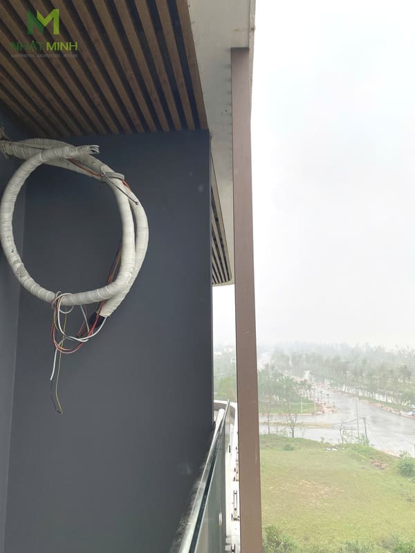 Thi công lam chắn nắng gỗ nhựa, trần nhôm Austrong dự án Hanvet Hotel