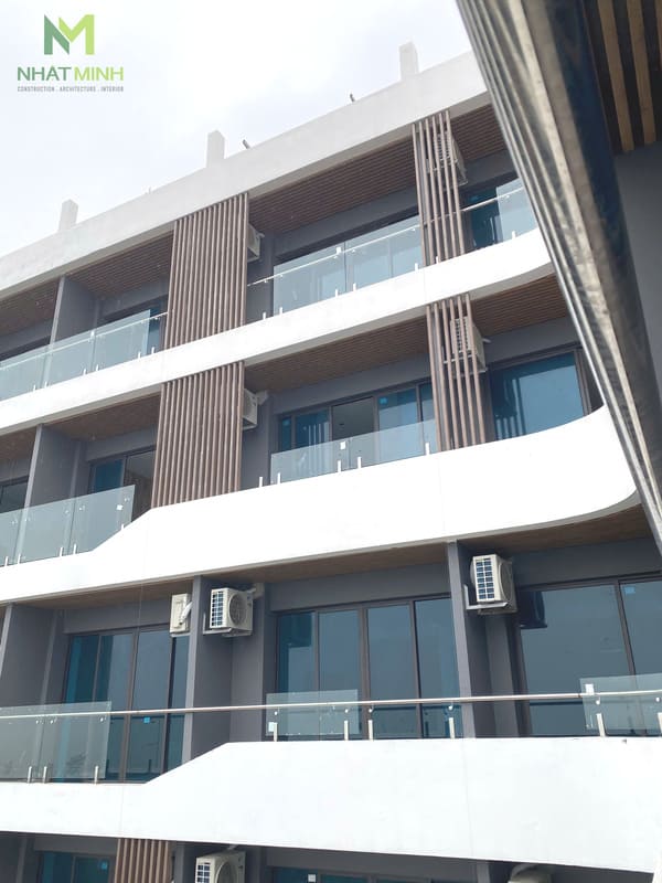 Thi công lam chắn nắng gỗ nhựa, trần nhôm Austrong dự án Hanvet Hotel