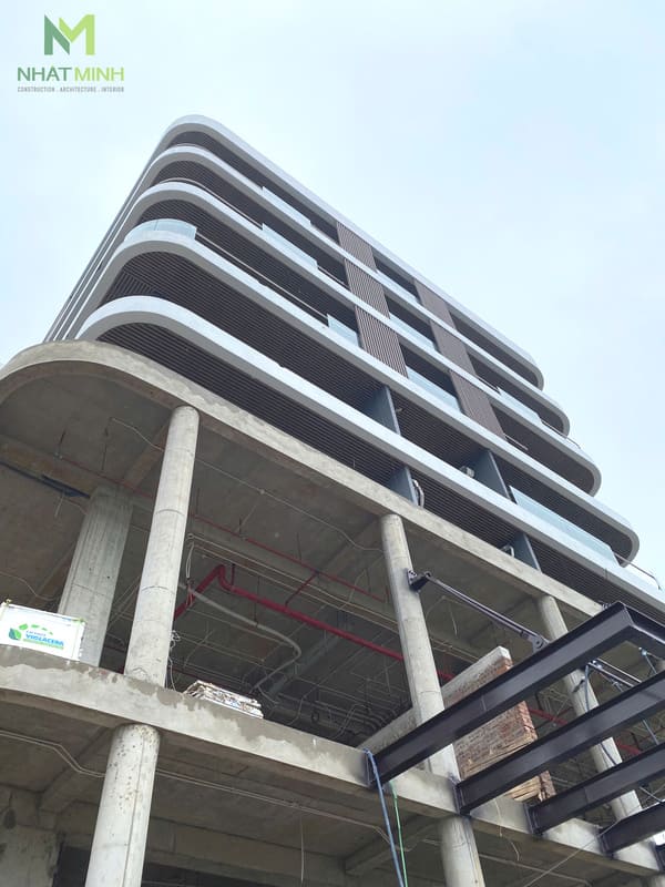 Thi công lam chắn nắng gỗ nhựa, trần nhôm Austrong dự án Hanvet Hotel