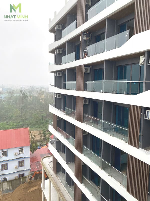 Thi công lam chắn nắng gỗ nhựa, trần nhôm Austrong dự án Hanvet Hotel