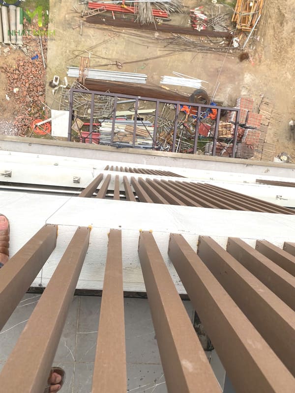 Thi công lam chắn nắng gỗ nhựa, trần nhôm Austrong dự án Hanvet Hotel