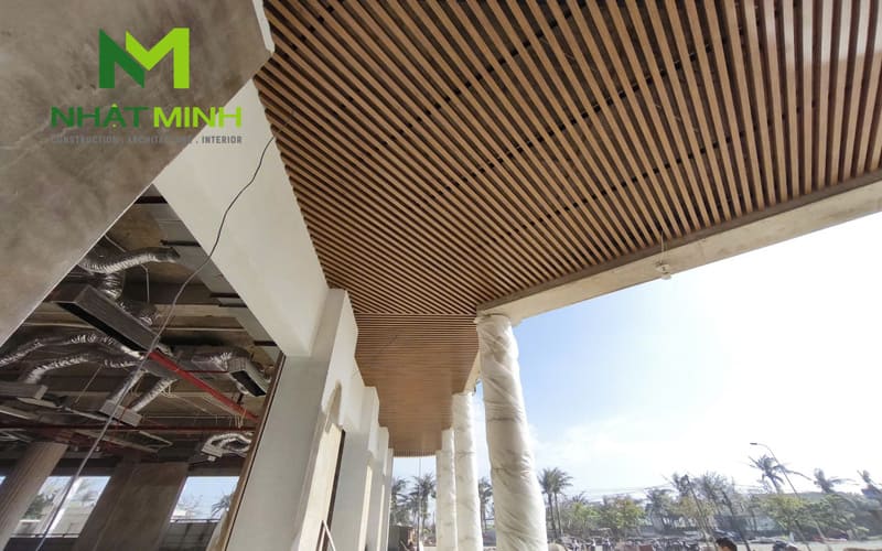 Thi công lam chắn nắng gỗ nhựa, trần nhôm Austrong dự án Hanvet Hotel