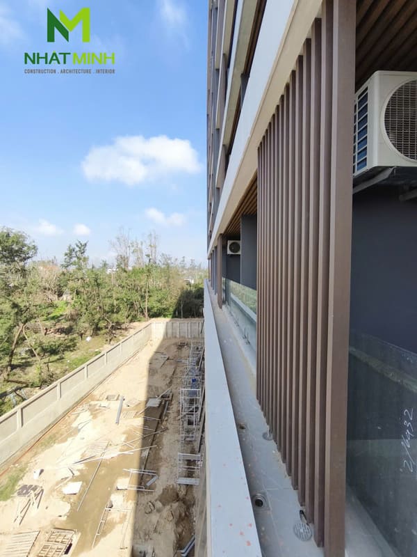 Thi công lam chắn nắng gỗ nhựa, trần nhôm Austrong dự án Hanvet Hotel