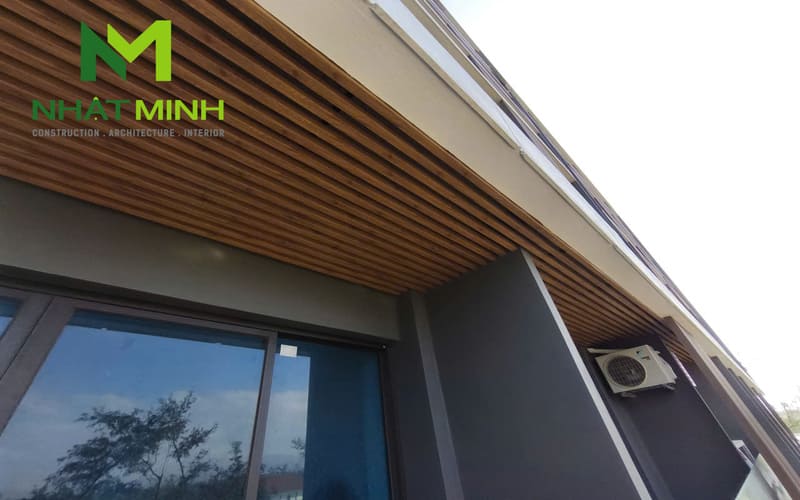 Thi công lam chắn nắng gỗ nhựa, trần nhôm Austrong dự án Hanvet Hotel